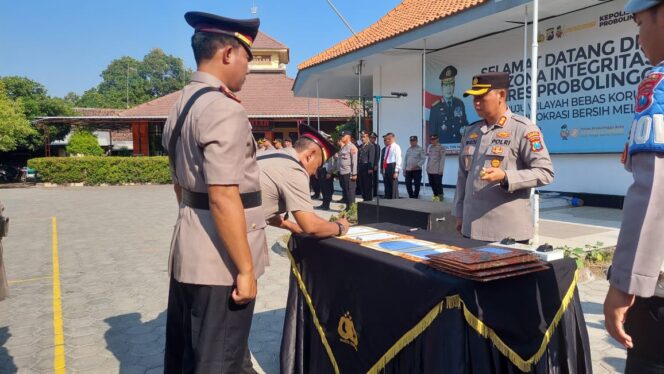 
					Penandatangan mutasi pejabat utama Polres Probolinggo Kota.
