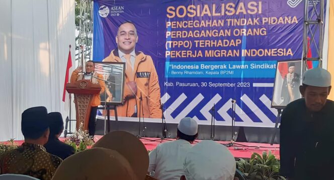 
					PEDULI PMI: Kepala BP2MI, Benny Ramdhani, saat memberikan sosialisasi tentang PMI di Ponpes Metal Rejoso, Pasuruan. (foto: Moh. Rois)