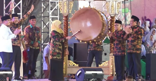 
					DIBUKA GUBERNUR: MTQ Jatim XXX dibuka langsung oleh Gubernur Jawa Timur, Khofifah Indar Parawansa. (foto: Moh. Rois)