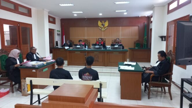 
					SIDANG: Proses persidangan penimbunan solar subsidi di PN Kota Pasuruan. (foto: Moh. Rois)