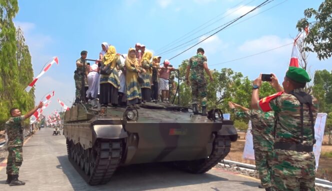 
					MOMEN LANGKA: Warga dan pelajar saat keliling kompleks Yonkav 8/NSW/2 Beji mengendarai tank Leopard. (foto: Moh. Rois)
