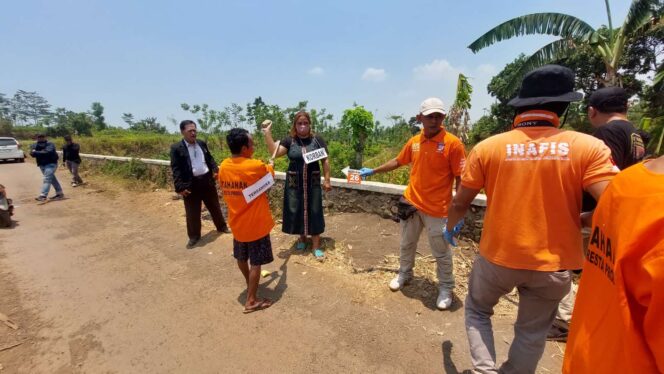 
					Suami dan Anak Bacok Istri Direkonstruksi, Ada 36 Adegan