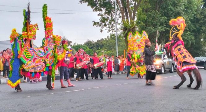 
					DISAMBUT: Tim Kirab Pataka dari Jer Basuki Mawa Beya disambut dengan Kesenian Jaran Kencak setibanya di Lumajang. (foto: Asmadi)