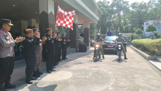 
					DISAMBUT: Pj. Bupati Probolinggo dan forkopimda setempat saat menyambut kedatangan kirab bendera Jer Basuki Mawa Beya. (foto: Ali Ya'lu)