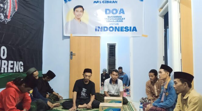 
					DUKUNG: Relawan Rejo.Semut Ireng saat gelar doa bersama untuk Gibran di Lumajang. (foto: Asmadi)