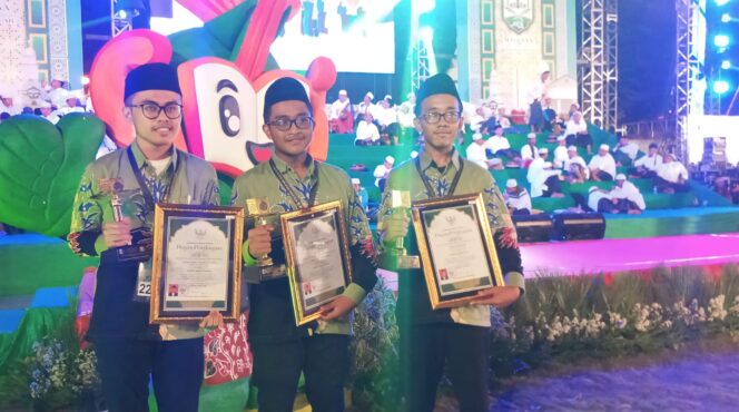 
					BANGGA: Kafilah Kota Pasuruan usai menerima piagam penghargaan dalam MTQ XXX Tahun 2023. (foto: Moh. Rois)