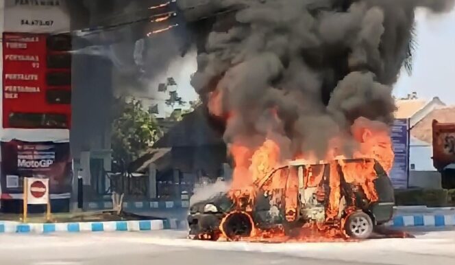
					HANGUS: Toyota Kijang tampak hangus terbakar saat antre isi BBM. (foto: Asmadi)
