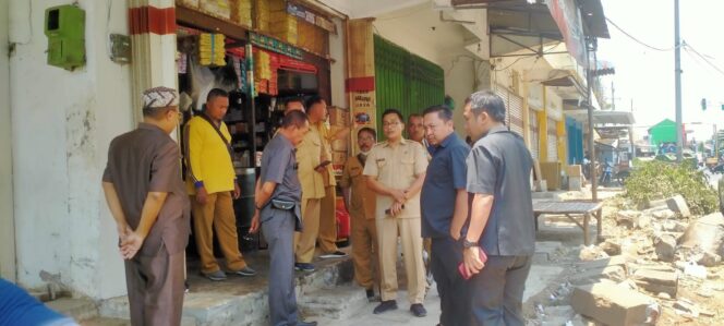 
					Anggota Komisi 3 DPRD saat sidak perbaikan dua ruas jalan.