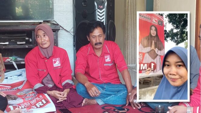 
					BIKIN KAGET : Misri bersama tim pemenangan di rumahnya. Anak Misri, Delia, berfoto di depan banner ibunya. (Insert)