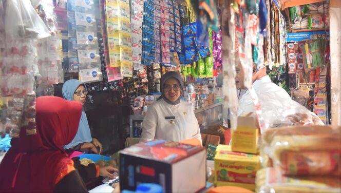 
					SIDAK: Pj Bupati Lumajang blusukan ke pasar tradisional untuk memantau pergerakan harga beras. (foto: Asmadi)