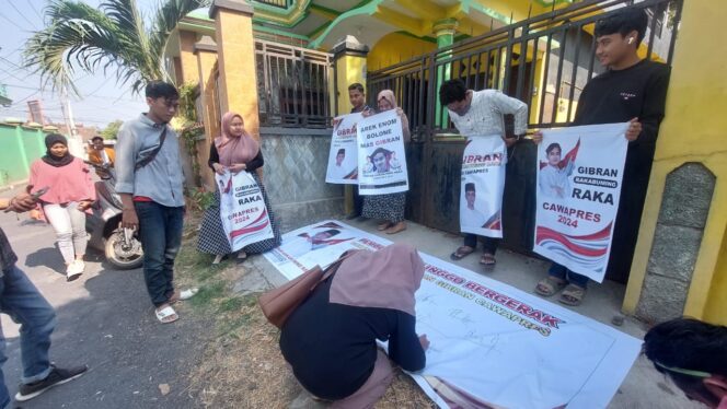 
					Sejumlah mahasiswa bergantian tanda tangan mendukung Gibran sebagai calon wakil presiden.