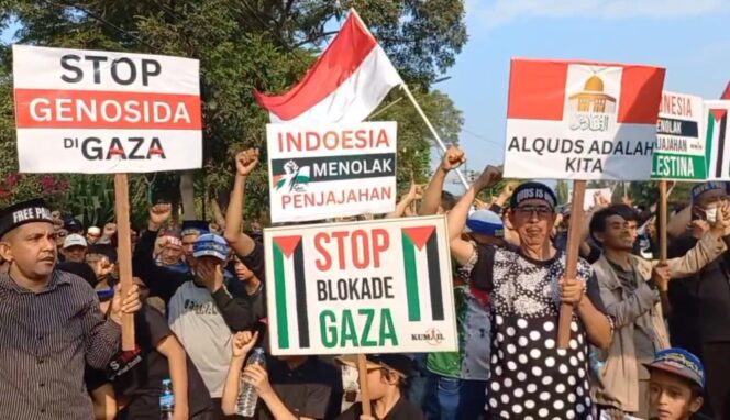 
					AKSI SOLIDARITAS: Massa KUMAIL gelar aksi damai kutuk kekerasan di Palestina. (foto: Moh. Rois)