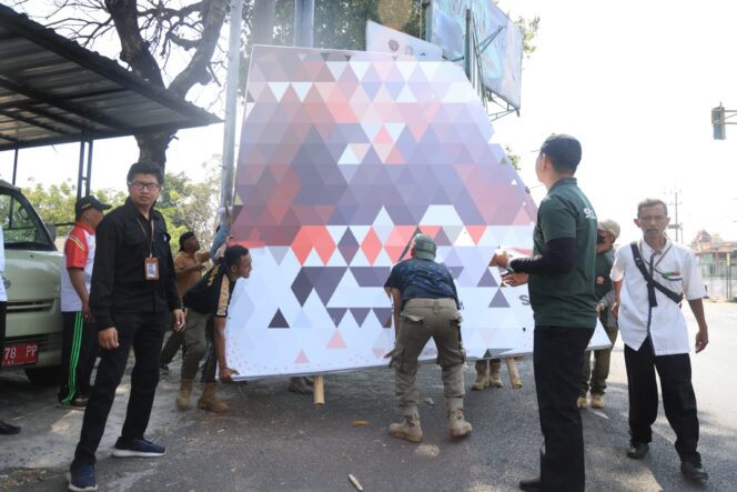 
					Petugas gabungan melaksanakan penurunan APK. (Foto: Istimewa).
