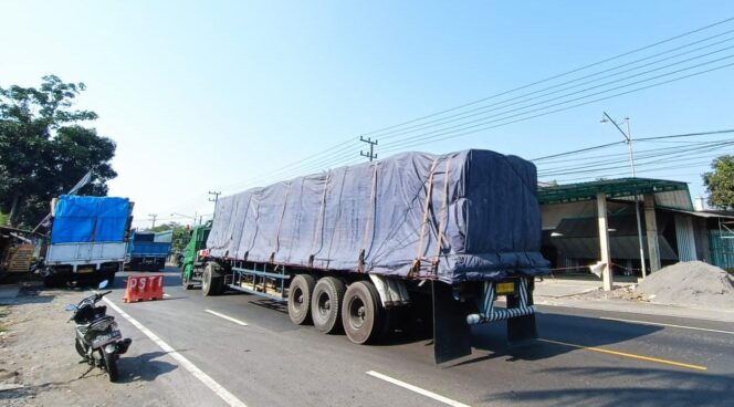 
					BERBAHAYA: Truk ODOL yang bermuatan melebihi kapasitas membuat was-was pengguna jalan. (foto: Asmadi)