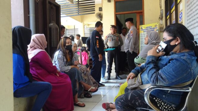 
					MELAPOR: Sejumlah emak-emak yang mengaku korban arisan bodong, melaporkan pemilik arisan ke Polres Pasuruan Kota. (foto: Moh. Rois).