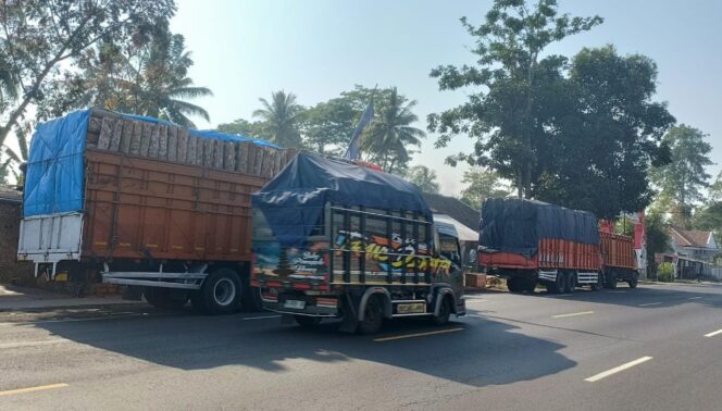 
					DIKELUHKAN: Truk ODOL yang melintas di jalan raya Lumajang dikeluhkan warga. (foto: Asmadi)
