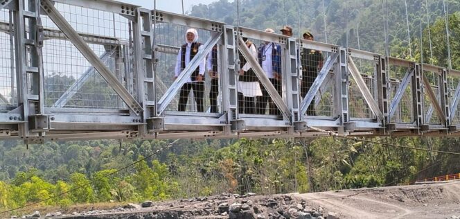
					CEK: Gubernur Jawa Timur, Khofifah Indar Parawansa dan rombongan, mengecek kondisi Jembatan Kali Regoyo sebelum diresmikan. (foto: Asmadi)