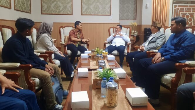 
					DISKUSI: Anggota DPR RI Komisi X, Moh. Haerul Amri, diskusikan isu strategis dengan Pj. Bupati Probolinggo, Ugas Irwanto. (foto: Moh. Haerul Amri)