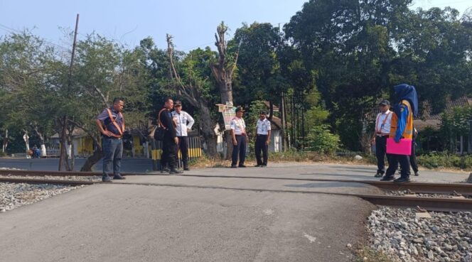 
					KOLABORASI: Dishub Jatim, Dishub Kab. Probolinggo, dan PT. KAI Daop 9 Jember survei lokasi pembangunan pos perlintasan KA. (foto: istimewa)