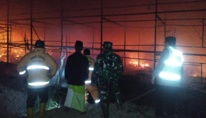 
					Kebakaran di Paiton, 25 Ribu Ayam Mati Terpanggang
