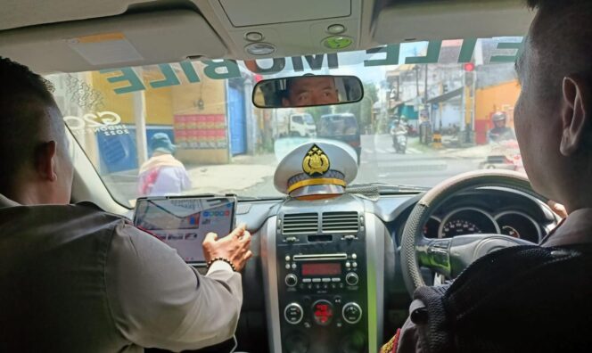 
					PANTAU: Petugas kepolisian saat memantau pelanggaran lalulintas via kamera ETLE. (dok)