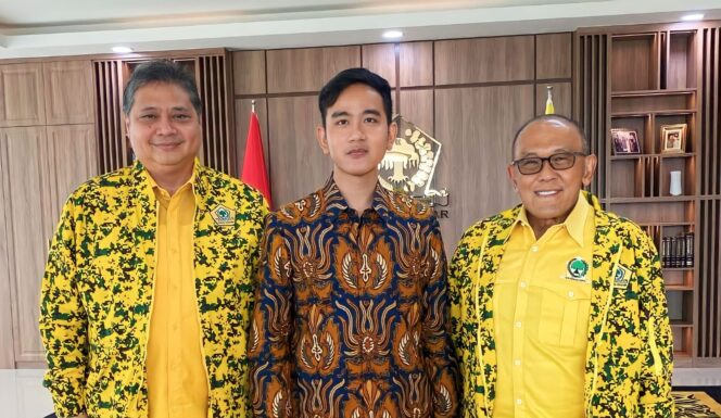 
					DIDUKUNG: Gibran Rakabuming Raka (tengah) diapit Ketum DPP Partai Golkar Airlangga Hartarto (kanan) dan Dewan Pembina DPP Partai Golkar Abu Rizal Bakrie. (foto: istimewa)