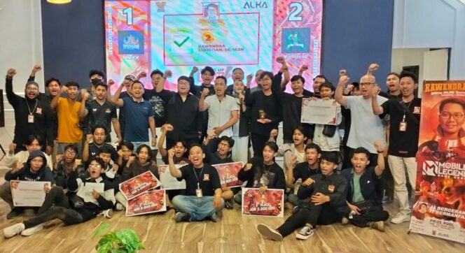 
					SERU: Panita dan pemenang Kawendra Cup Esports Mobile Legends, foto bersama. (foto: Asmadi)