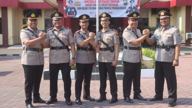 
					KOMPAK MUTASI: Tiga kasat lama bersalaman dengan tiga pejabat baru seusai sertijab. (foto: Humas Polres Probolinggo).