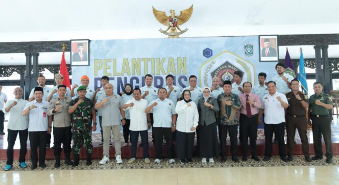 
					FOTO BERSAMA: PWI Persiapan Perwakilan Lumajang foto bersama PWI Jatim, Forkopimda dan undangan lainnya seusai dilantik. (foto: Asmadi)