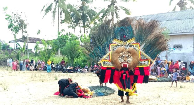 
					SARANA SOSIALISASI: Kirab Reog di Desa Curah Petung, Kecm Kedungjajang, jadi sarana sosialisasi gempur rokok ilegal. (foto: Asmadi)