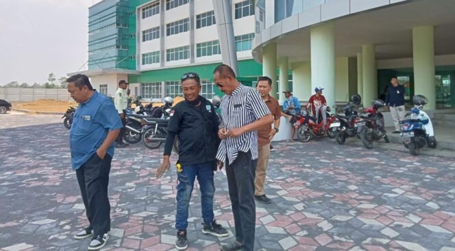 
					SIDAK: Ketua Komisi 3 DPRD Kota Probolinggo, Agus Riyanto (baju loreng) saat mengecek pavingisasi RSUD Ar-Rozy. (foto: Hafiz Rozani).