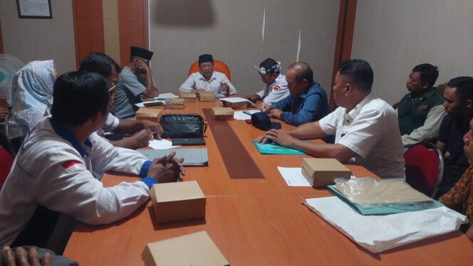 
					Pertemuan ketiga antara Diperinaker, eks karyawan dan KSPSI di ruang pertemuan Diperinaker.