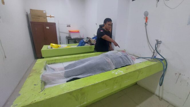 
					Jenazah korban kecelakaan dievakuasi ke kamar mayat RSUD dr. Moh. Saleh.
