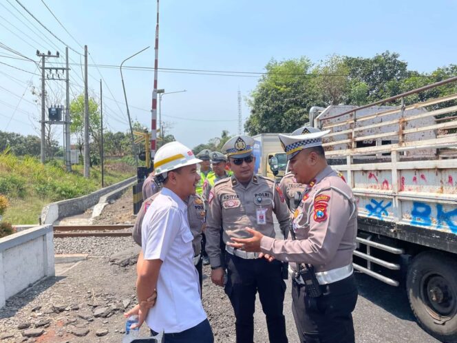
					Satlantas Polres Probolinggo bersama sejumlah pihak terkait mengecek perlintasan (JPL) 32 yang akan diperlebar. (foto: Istimewa)