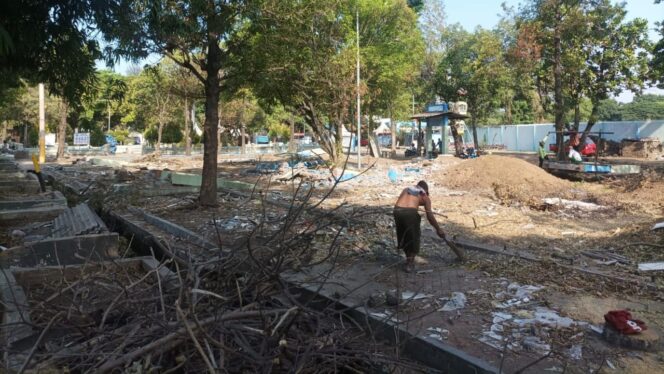 
					DITATA ULANG: Bagian luar Stadion Gelora Merdeka Kraksaan juga tidak luput jadi target perbaikan. (foto: Ali Ya'lu)