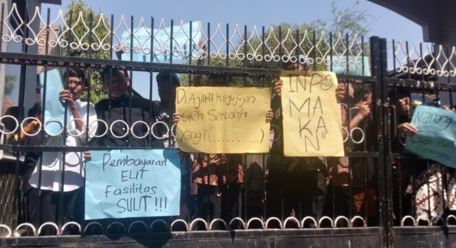 
					PROTES: Siswa SMAN 1 Taruna Madani saat berunjuk rasa di lingkungan sekolahnya sendiri, Senin (30/10) pagi. (foto: Moh. Rois)