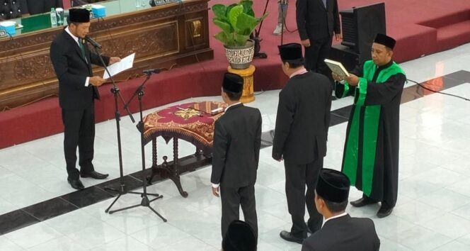 
					PAW: Muhammad Uday Robiansyah dan Yudianto saat diambil sumpah untuk menjabat sebagai anggota DPRD Lumajang periode 2019-2024, Senin (30/10/23). (foto: Asmadi).