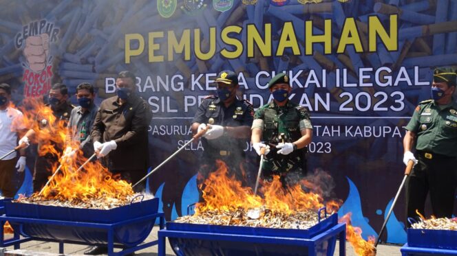 
					DIMUSNAHKAN: Proses pemusnahan rokok ilegal dan minuman beralkohol tanpa cukai oleh Bea Cukai dan Pemkab Pasuruan. (foto: Moh. Rois)