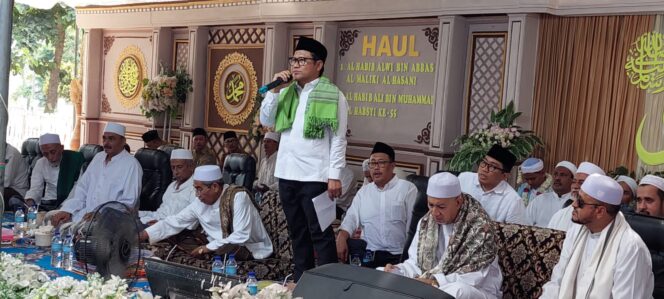 
					A. Muhaimin Iskandar berada di panggung saat menghadiri acara di Ponpes Riyadlus Sholihin.