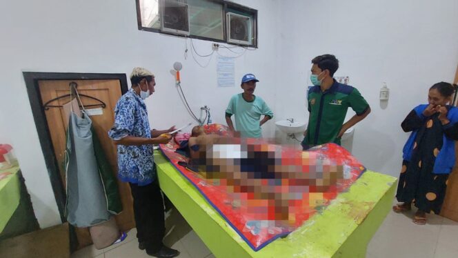 
					Korban meninggal akibat tertabrak kereta api di kamar mayat RSUD dr. Moh. Saleh.