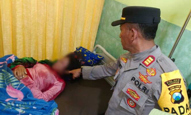 
					TRAGIS: Kapolsek Purwodadi, AKP Pujianto, mengecek kondisi korban yang bersimbah darah di kamarnya. (foto: Moh. Rois).