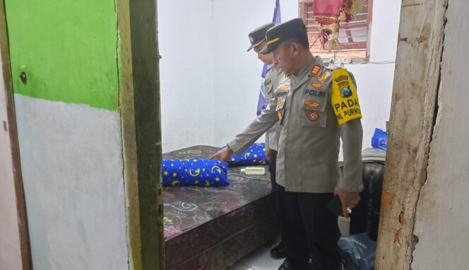 
					GEMPAR: Kapolsek Purwodadi dan anggotanya mengecek kamar korban. (foto: Moh. Rois).