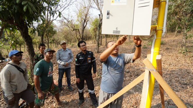 
					INOVATIF: Petani Desa Binor, Kecamatan Paiton, saat memasang sensor gerak di area persawahan. (foto: Ali Ya'lu)
