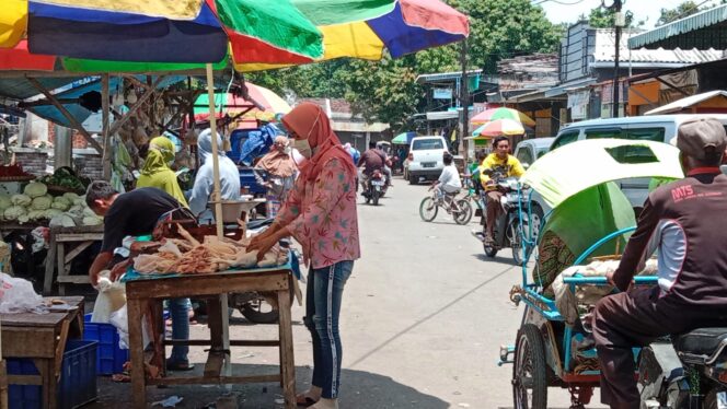
					BIKIN MACET: Aktifitas pedagang di depan Pasar Semampir Kraksaan, yang kerap bikin macet lalu lintas. (foto: dok)