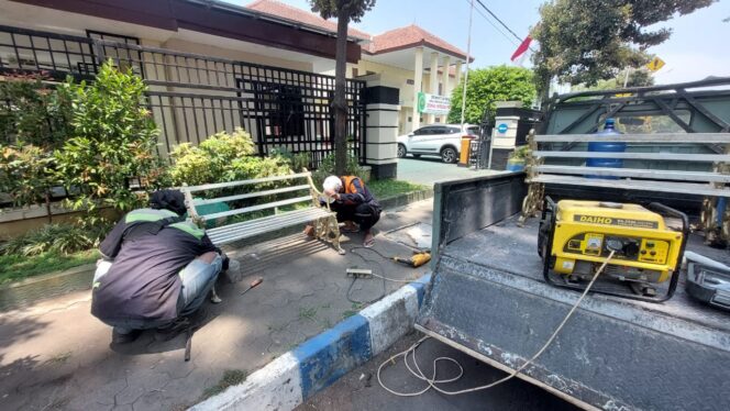 
					DIPOLES: Pekerja sedang memasang bangku taman di ruas Jl. Suroyo, Kota Probolinggo. (foto: Hafiz Rozani)