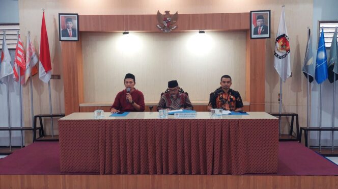 
					TETAPKAN DCT: Komisioner KPU Kota Probolinggo saat menyampaikan DCT Caleg DPRD setempat dalam Pemilu 2024. (foto: Hafiz Rozani).