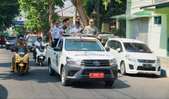 
					SOSIALISASI: Pemkot Pasuruan sosialisasikan penertiban PKL dan parkir liar lewat woro-woro diatas kendaraan bak terbuka. (foto: Moh. Rois)
