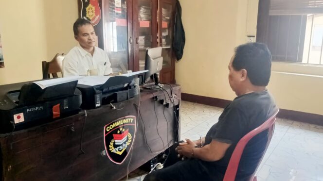
					DITANGKAP: Terduga jambret saat menjalani pemeriksaan di Polsek Pajarakan. (foto: Ali Ya'lu).