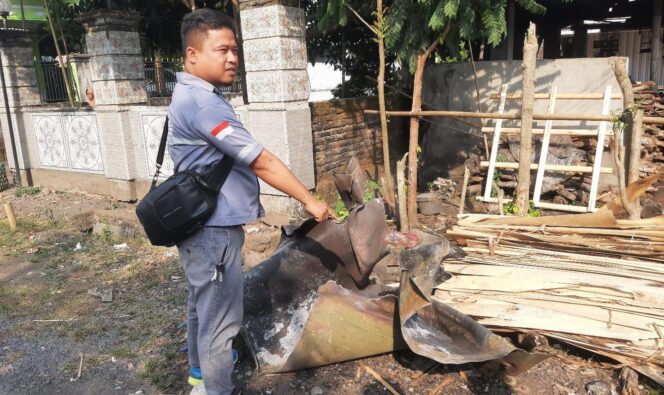 
					MELEDAK: Warga menunjukkan material mesin boiler yang meledak. (foto: Asmadi)