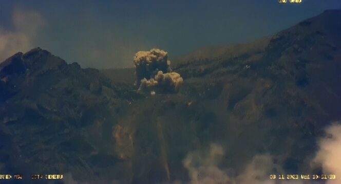 
					ERUPSI: Kondisi Gunung Semeru saat mengeluarkan Awan Panas Guguran (APG), Rabu (8/11/23) siang. (foto: Asmadi).